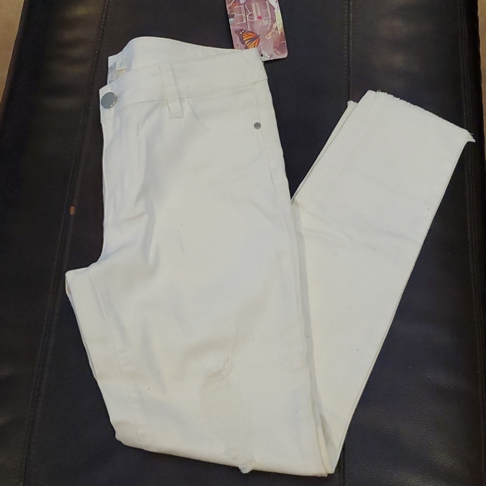 White distressed jeans... BRAND NEW!